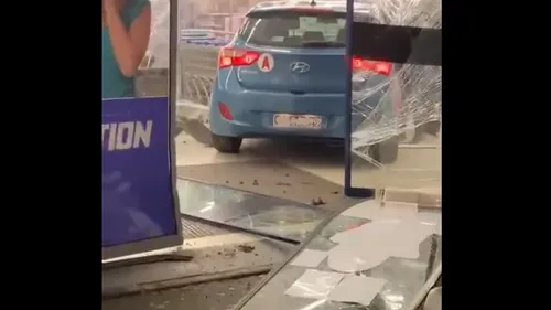 Au Mans, la voiture finit sa course dans le supermarché